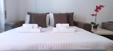 Bedroom, towels