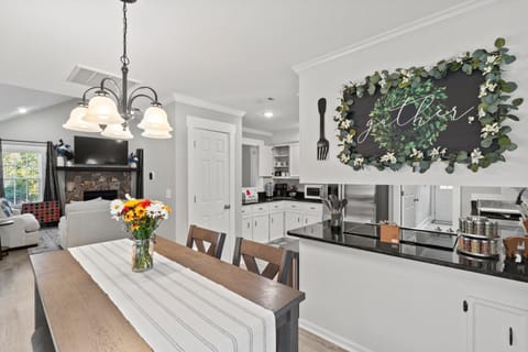 Kitchen or kitchenette, Seating area, Dining area, stove