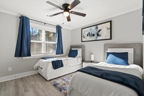 Bed, Photo of the whole room, Bedroom