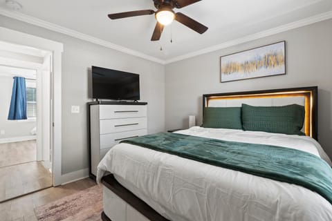 Bed, TV and multimedia, Bedroom