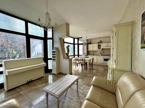 Kitchen or kitchenette, Living room, Seating area, Dining area