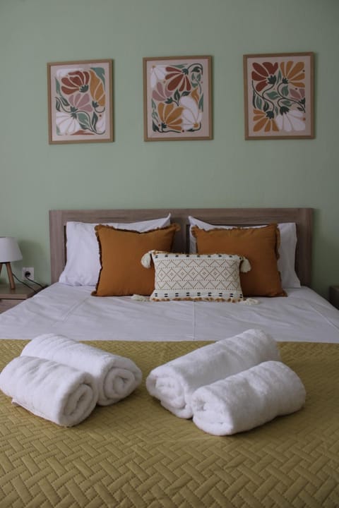 Bed, Bedroom, towels