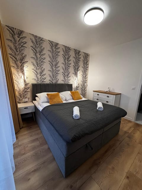 Bedroom, towels