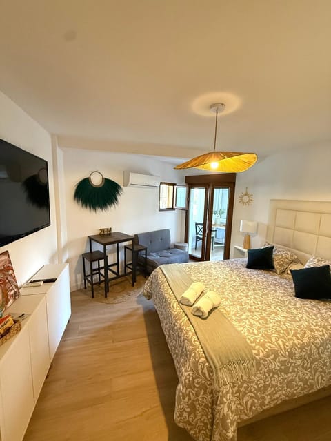 Bed, TV and multimedia, Photo of the whole room, Seating area, Dining area, Bedroom