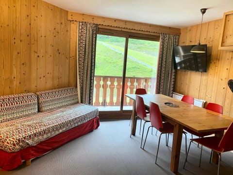 Bed, kitchen