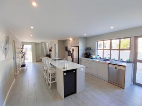 Kitchen or kitchenette, Dining area, dishwasher, oven, stove