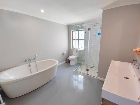 Shower, Toilet, Bathroom, Bath, towels