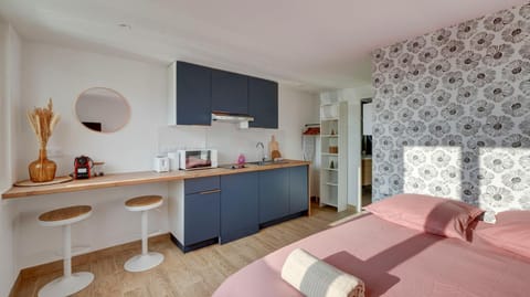 Bed, Kitchen or kitchenette, Photo of the whole room, Bedroom