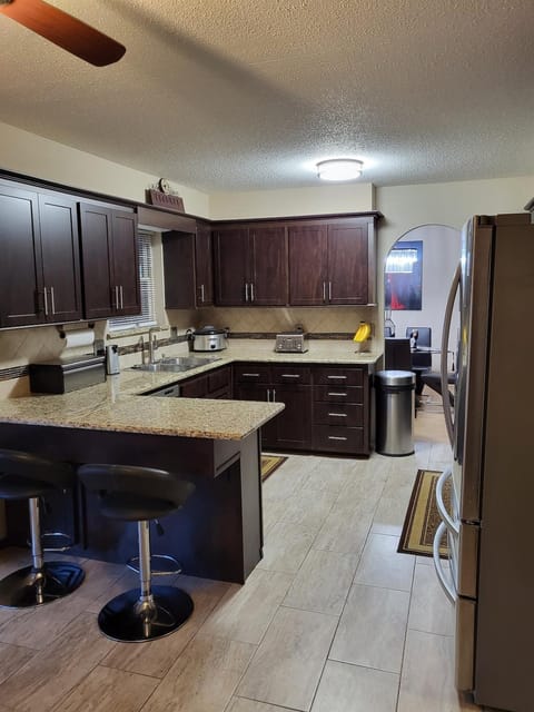 Family Retreat with swimming pool and pool table near the lake House in Warr Acres