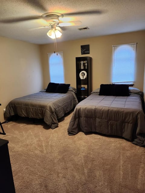 Family Retreat with swimming pool and pool table near the lake House in Warr Acres