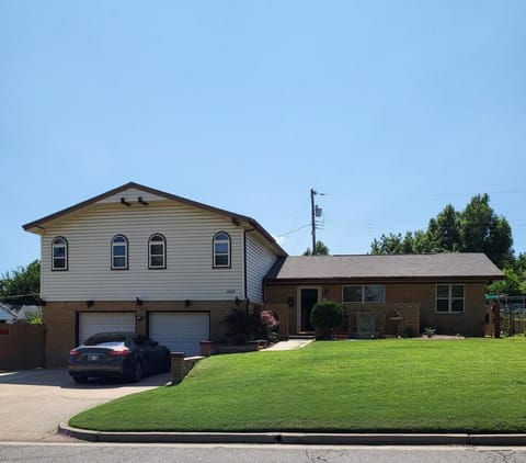 Family Retreat with swimming pool and pool table near the lake House in Warr Acres