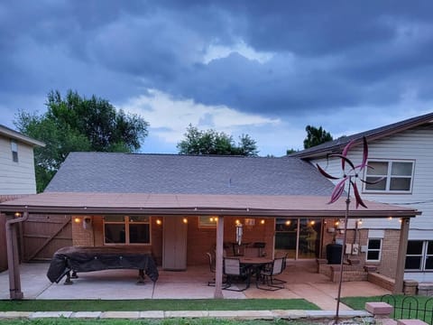 Family Retreat with swimming pool and pool table near the lake House in Warr Acres