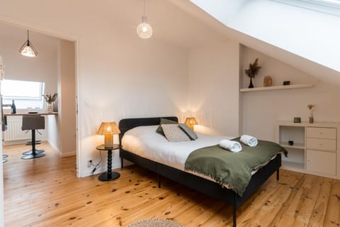 Bed, Photo of the whole room, Bedroom