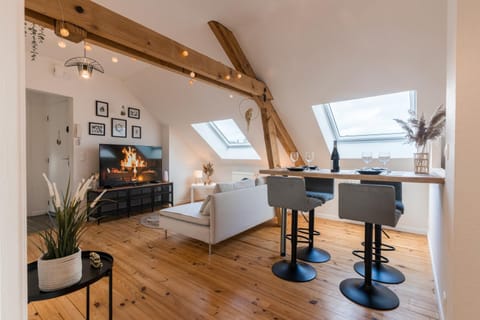 TV and multimedia, Seating area, Dining area