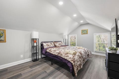 Bed, TV and multimedia, Bedroom