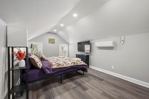 Bed, TV and multimedia, Bedroom, internet, towels, air conditioner