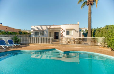 Property building, Patio, Facade/entrance, Off site, Day, Summer, Swimming pool, sunbed