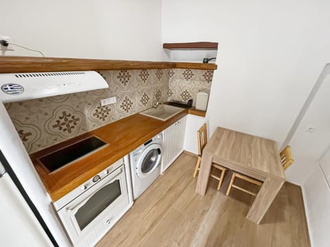 Property building, Facade/entrance, Kitchen or kitchenette, Decorative detail, washing machine, kitchen