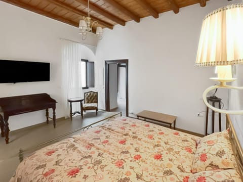 Bed, Decorative detail, Bedroom, wardrobe