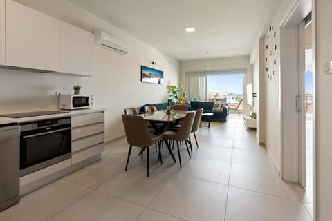 Kitchen or kitchenette, Living room, Seating area, Dining area, dishwasher, minibar, oven, stove, air conditioner