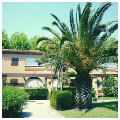 Property building, Day, Garden, Garden view