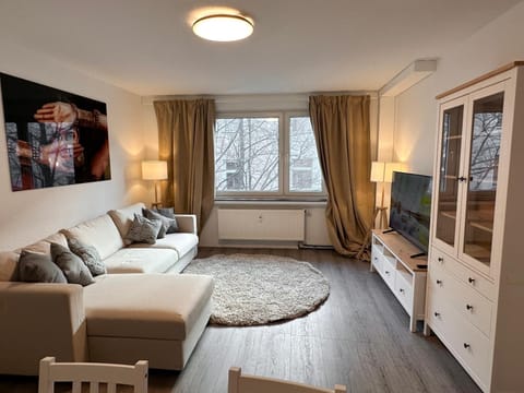 TV and multimedia, Living room, Seating area, Evening entertainment