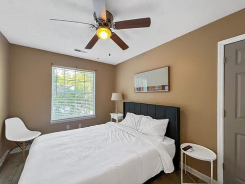 The Paramour comfy home with ground floor bedroom and fenced in yard House in Goose Creek