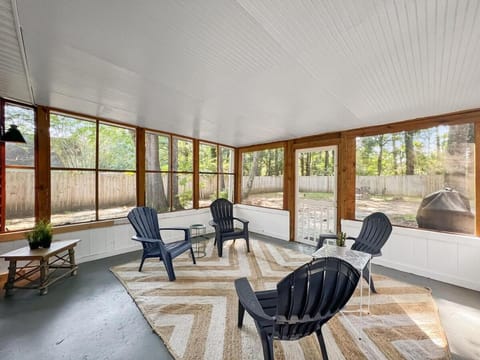 The Paramour comfy home with ground floor bedroom and fenced in yard House in Goose Creek