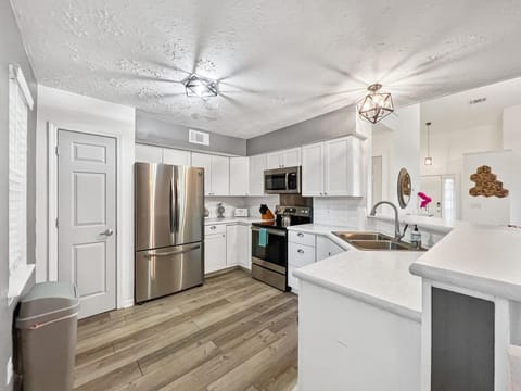 The Paramour comfy home with ground floor bedroom and fenced in yard House in Goose Creek