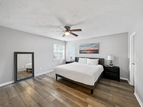 The Paramour comfy home with ground floor bedroom and fenced in yard House in Goose Creek