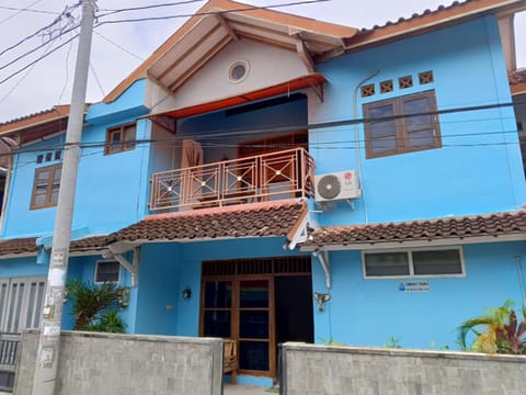 Property building, Day, Balcony/Terrace