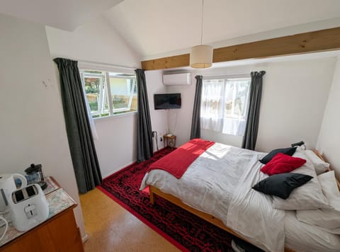 Bed, Kitchen or kitchenette, Bedroom