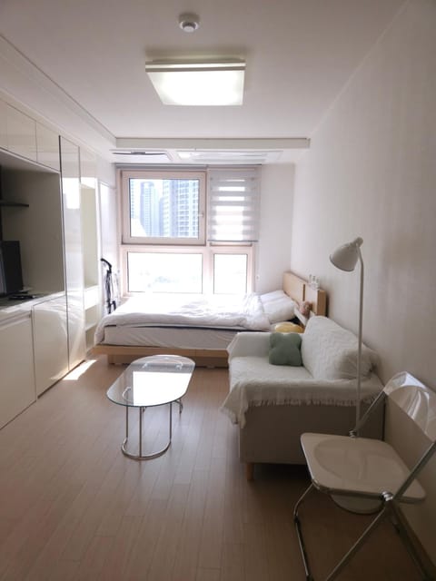 Bed, TV and multimedia, Seating area, Bedroom