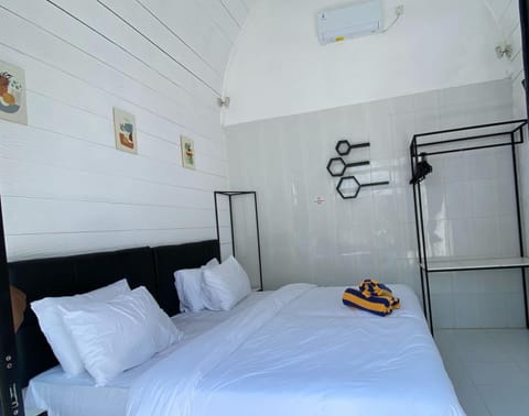 Bed, Photo of the whole room, Bedroom, towels, air conditioner