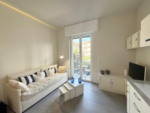 Bed, TV and multimedia, Kitchen or kitchenette, Living room, Seating area