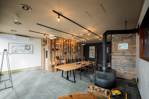 Dining area, heating, pet friendly, air conditioner