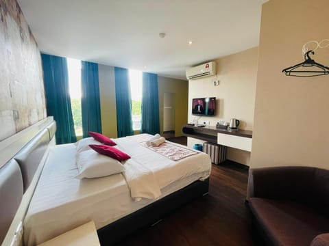 Bed, TV and multimedia, Living room, Photo of the whole room, Seating area, Bedroom, towels, wardrobe, air conditioner