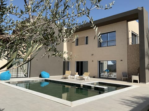 Property building, Pool view, Swimming pool, sunbed