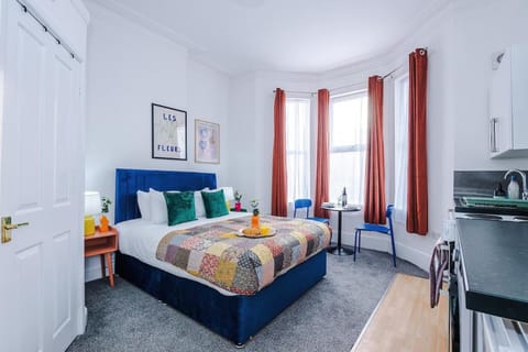Bed, TV and multimedia, Kitchen or kitchenette, Photo of the whole room, Seating area, Dining area, Bedroom