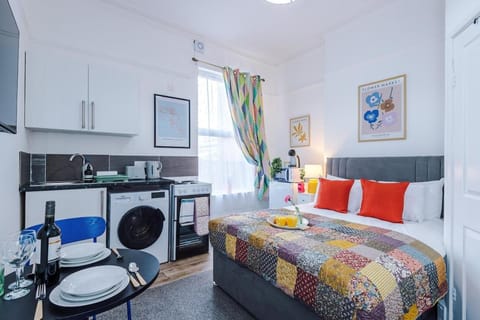 Bed, Kitchen or kitchenette, Photo of the whole room, Seating area, Bedroom, towels, washing machine, dryer