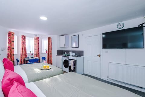 Bed, TV and multimedia, Kitchen or kitchenette, Photo of the whole room, Seating area, Bedroom, towels, washing machine, dryer