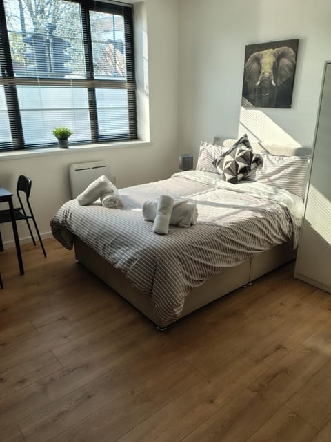 Bed, towels
