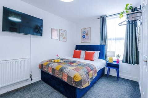 Bed, TV and multimedia, Bedroom, towels