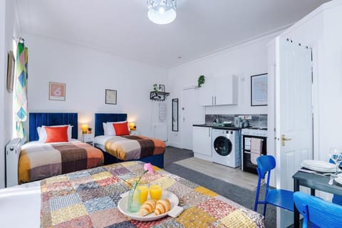 Bed, Kitchen or kitchenette, Photo of the whole room, Seating area, Dining area, Bedroom, oven, toaster, towels, washing machine, dryer