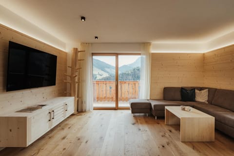 Communal lounge/ TV room, TV and multimedia, Living room, Mountain view