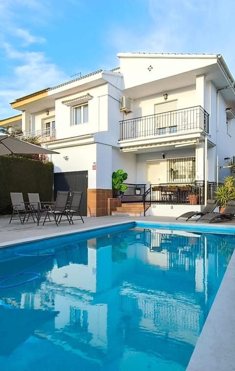 Property building, Pool view, Swimming pool, sunbed