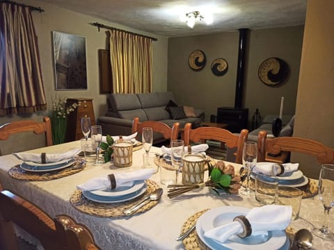 TV and multimedia, Living room, Seating area, Dining area, Mountain view, Mountain view, fireplace, internet