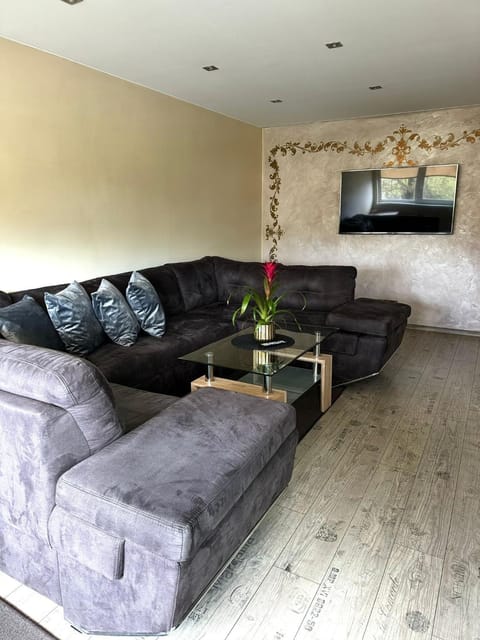TV and multimedia, Seating area