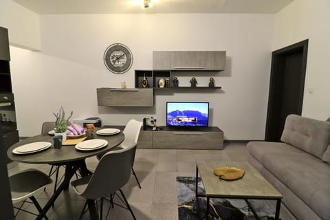 TV and multimedia, Living room, Seating area, Dining area