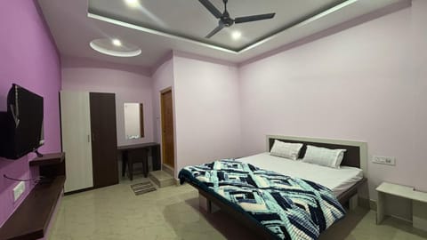 Bed, TV and multimedia, Photo of the whole room, Bedroom, wardrobe, air conditioner